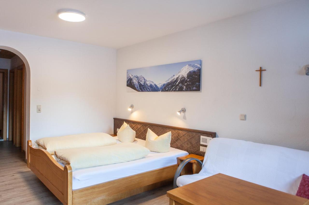 Sonnenhof - Apartments & Zimmer Kaunertal Exteriör bild